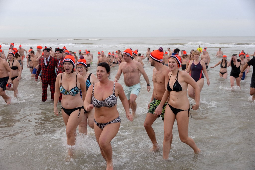 ../Images/Nieuwjaarsduik Nederzandt 2016 081.jpg
